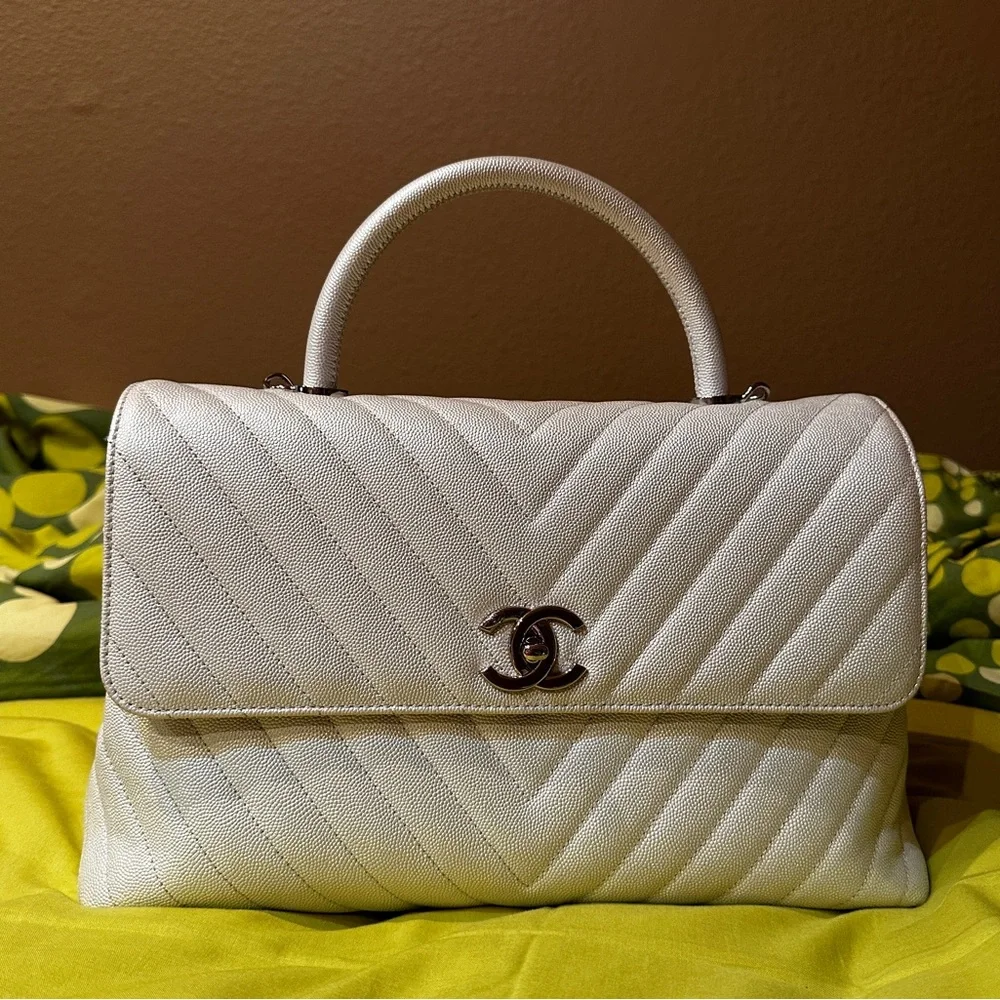 Chanel pearlescent white coco handle medium/large size. - Picture 1 of 16